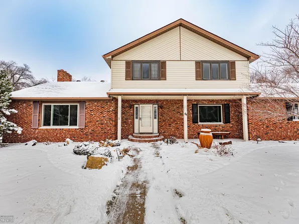 44 35th Ave NE, Fargo, ND 58102