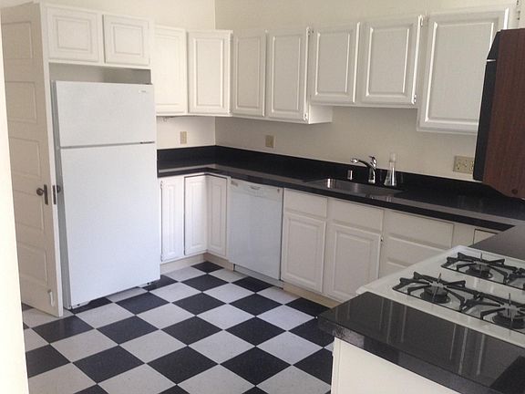 5th image of 2830 Baker St