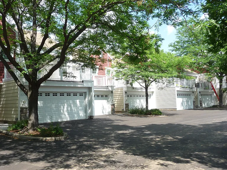 869 Wescott Sq — Photo 4