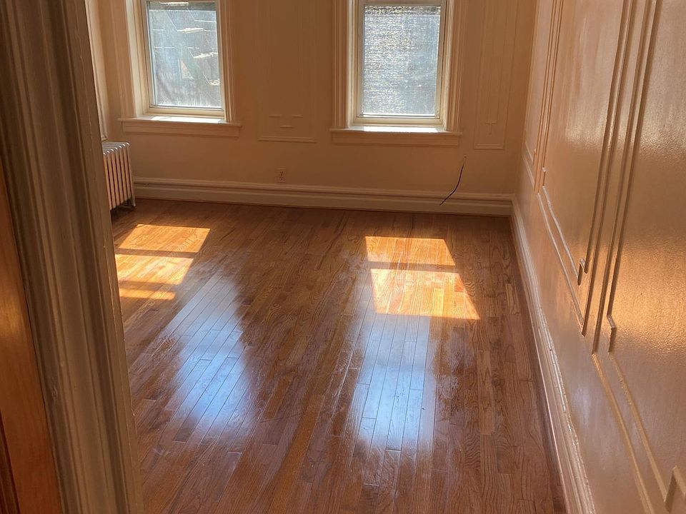 1st image of 923 42nd St