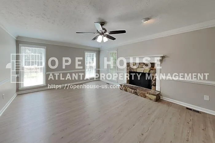 4 bed, 2.5 bath, 2285 sqft, $2,400 — Photo 3