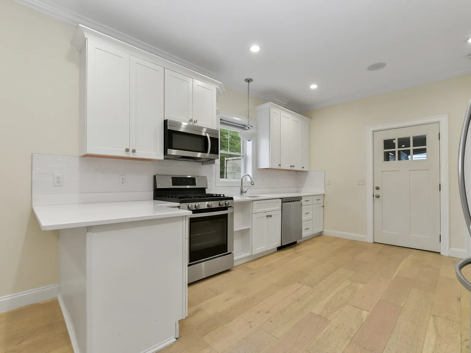 2 bed, 1255 sqft, $3,100 — Photo 1