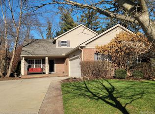 2550 Signature Cir, Pinckney, MI 48169
