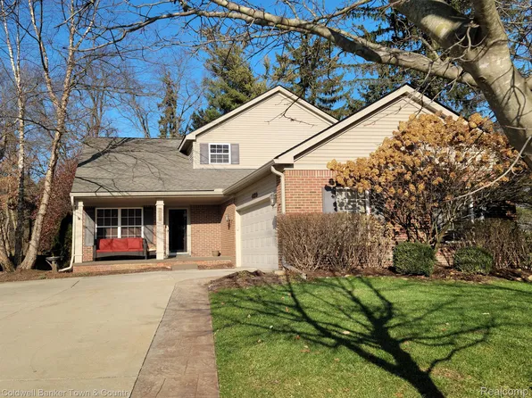 2550 Signature Cir, Pinckney, MI 48169