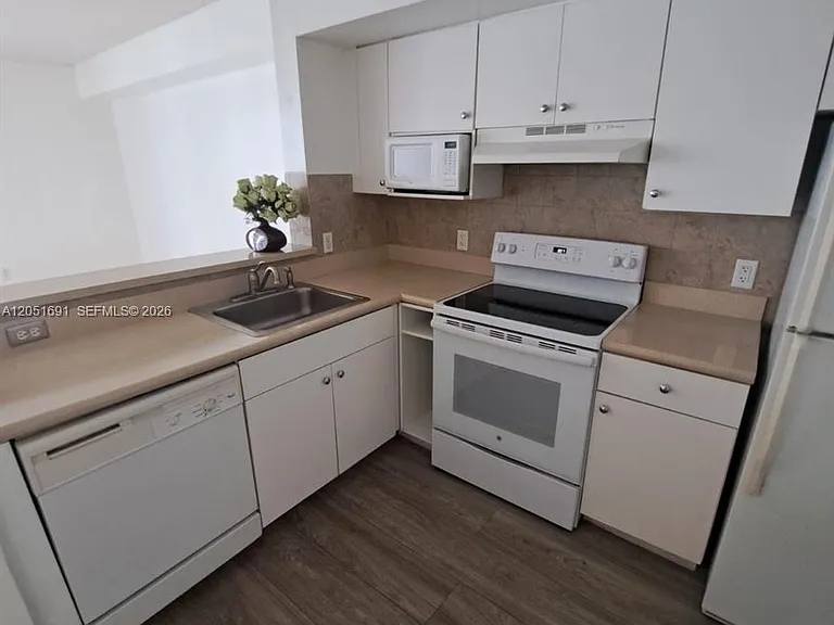 5085 NW 7th St #810 — Photo 4