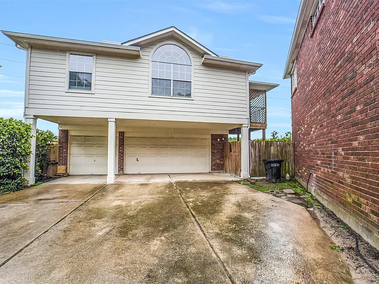 16302 Crossfield Dr — Photo 1