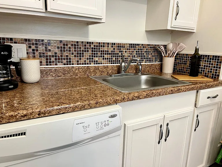601 Middle Rd — Photo 13