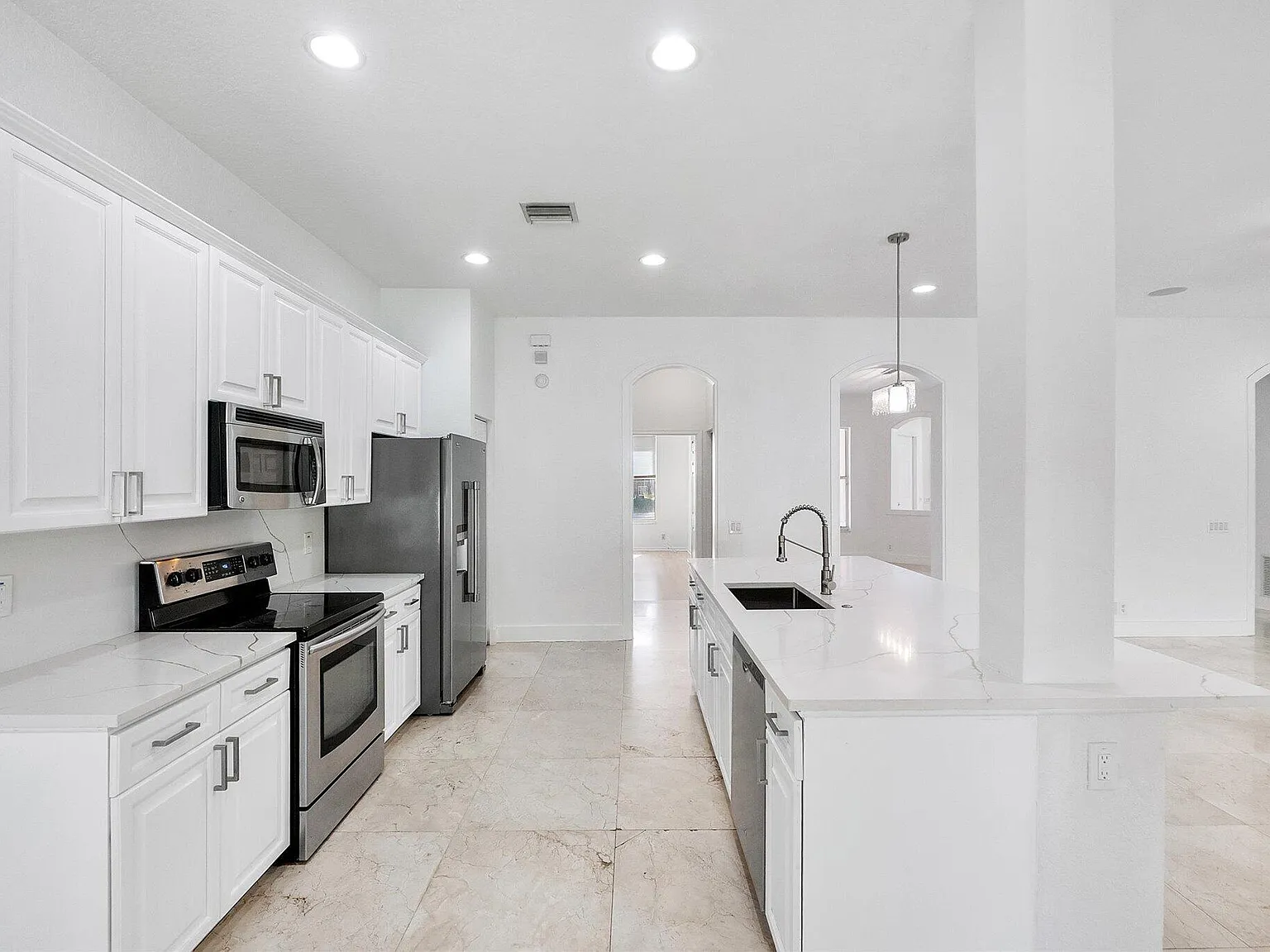 7 bed, 6.0 bath, 3675 sqft, $8,600 — Photo 4
