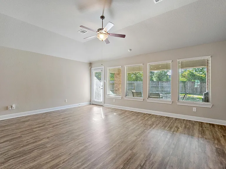18716 Laurel Hills Dr — Photo 5