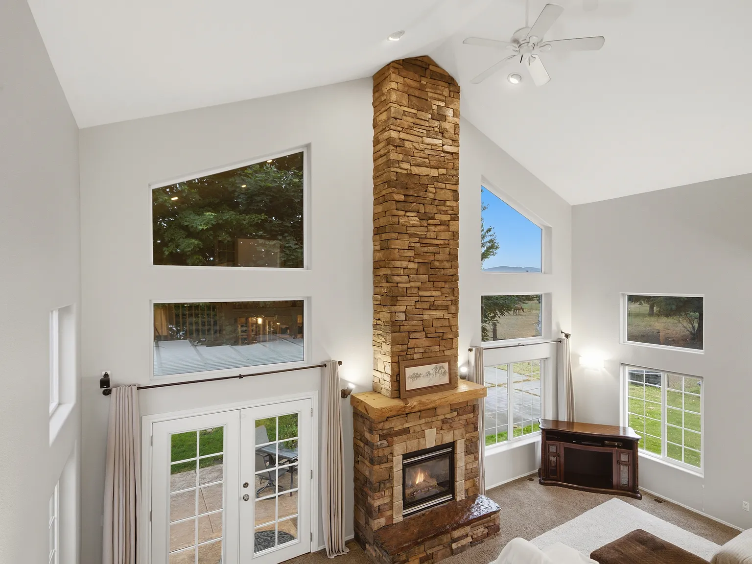 4 bed, 2.5 bath, 3200 sqft, $6,400 — Photo 2