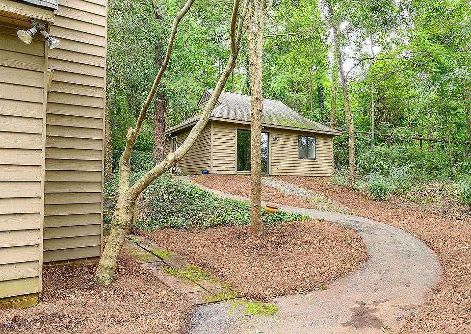 Detached studio space in secluded woods 2 miles from town and walking distance to Wegmans!