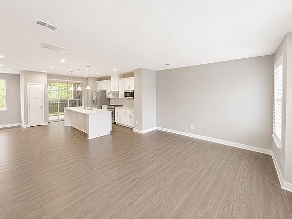 4th image of 12 Questover Dr