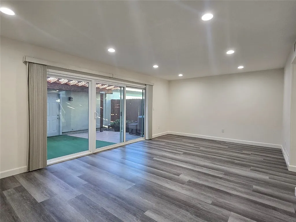3 bed, 1.5 bath, 1318 sqft, $3,500 — Photo 2