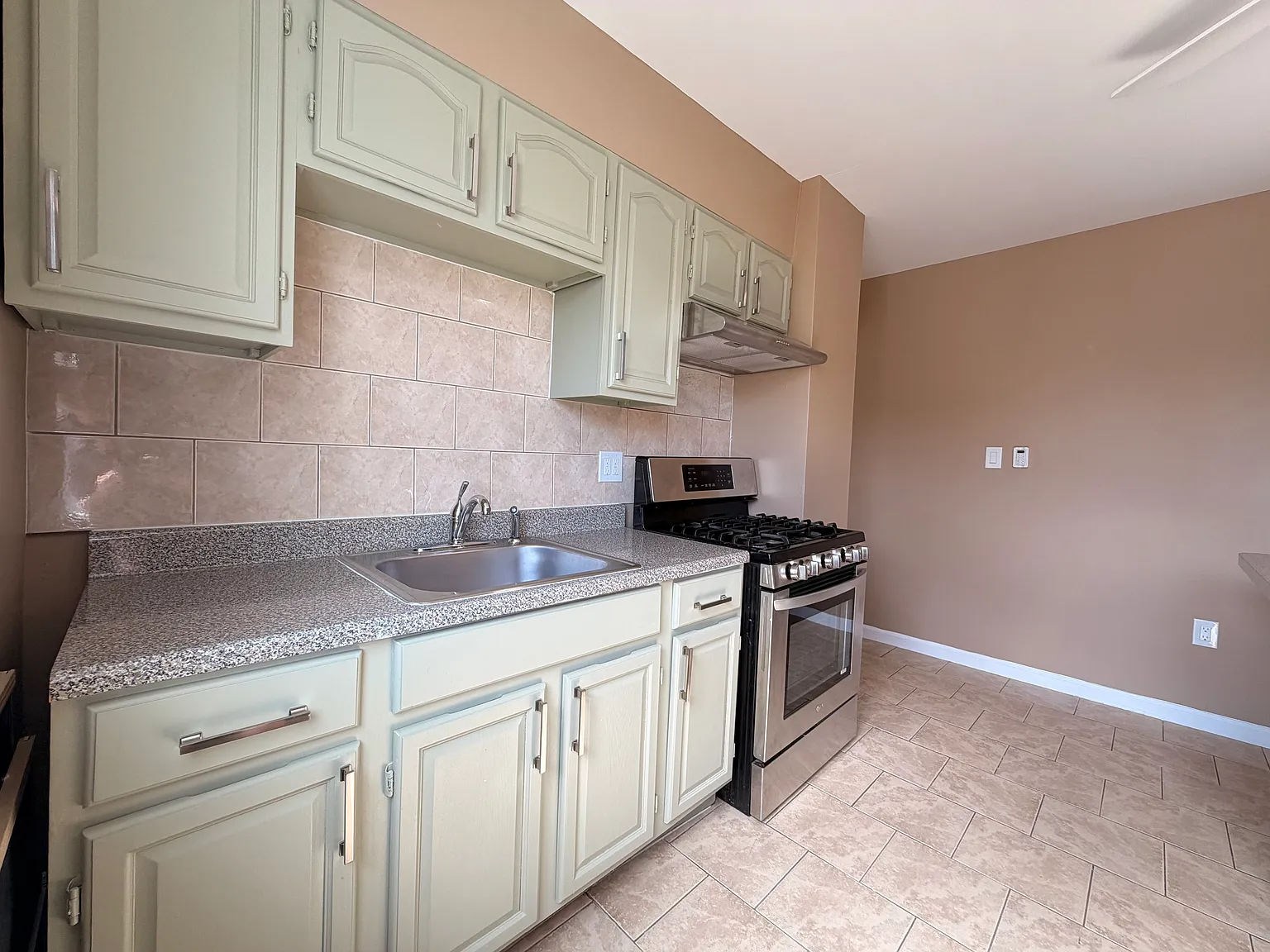 4 bed, 1.5 bath, $3,200 — Photo 4