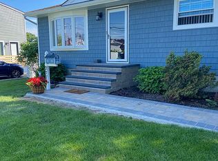 277 N Greene Ave, Lindenhurst, NY 11757