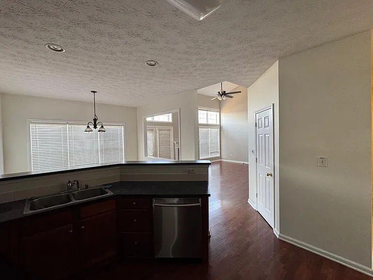 504 Thames Cir — Photo 28
