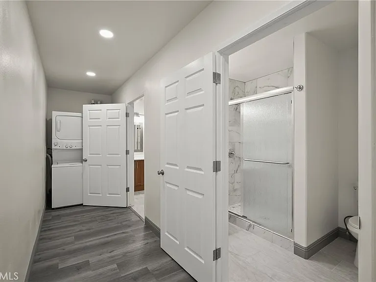 14335 Hamlin St — Photo 14