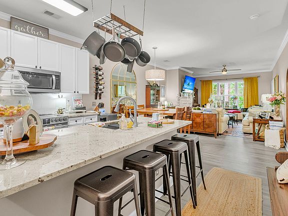 4th image of 204 Golfview Ln
