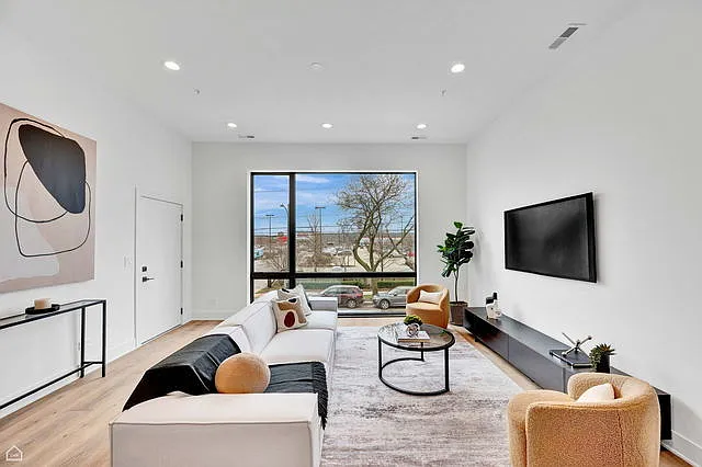 Building Photo - 1606 W Hastings St #301