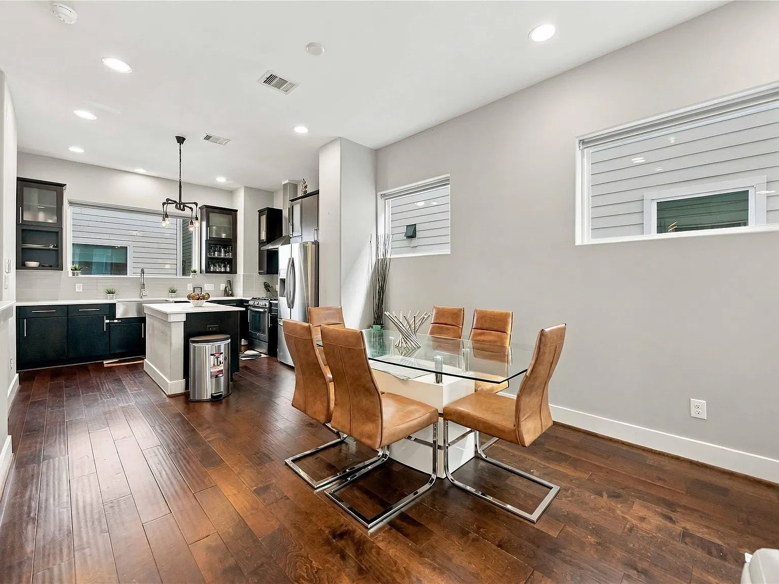 3 bed, 3.5 bath, 1838 sqft, $3,200 — Photo 3