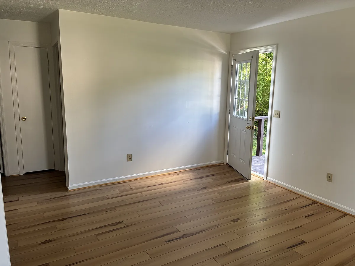 Building Photo - 404 Cecil St #3