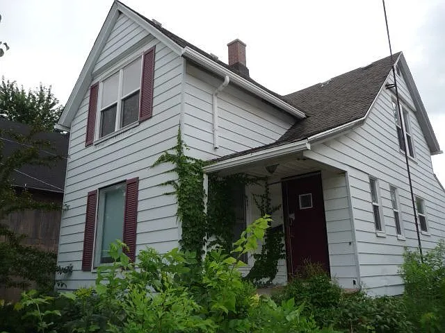 307 Pleasant St photo 1