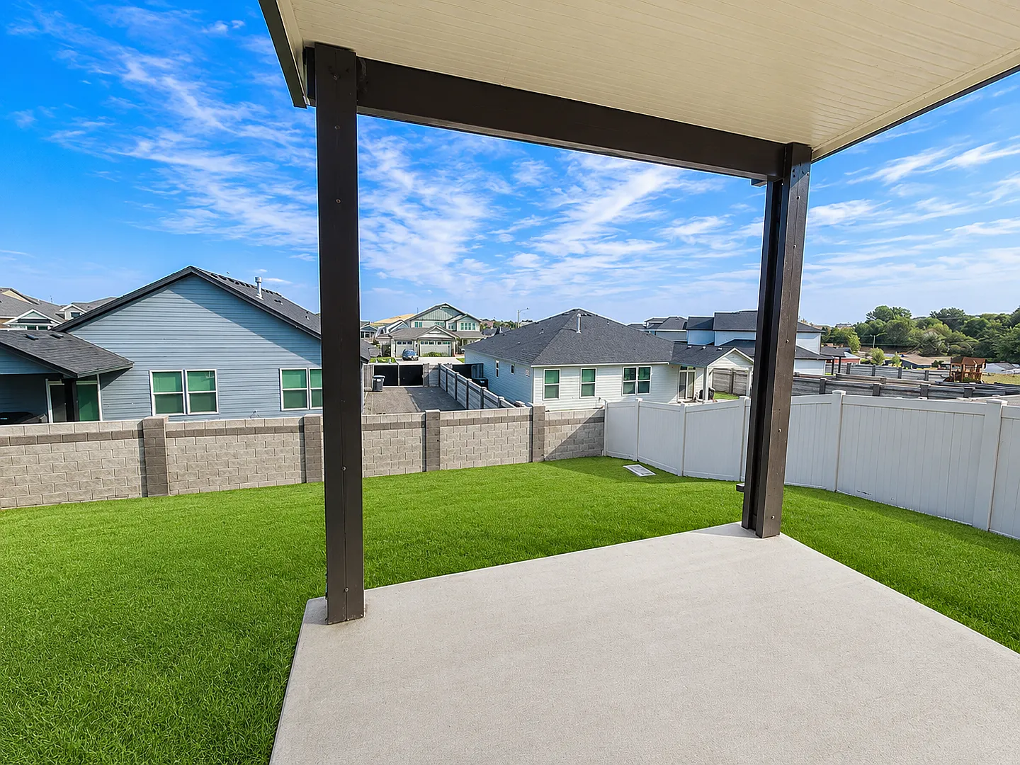 Spacious 5-Bedroom West Richland Home with Bonus Living Space! — Photo 3