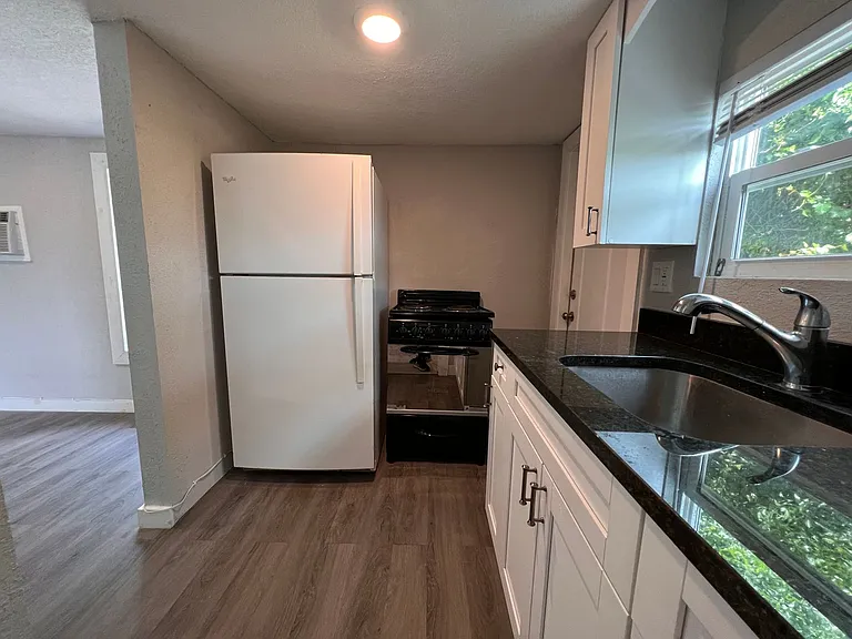 718 W 7th St — Photo 11