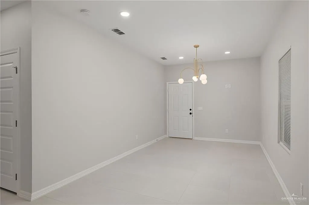3 bed, 2.0 bath, 4250 sqft, $1,200 — Photo 2