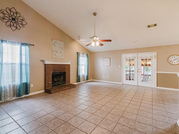 5th image of 902 Weatherford Dr