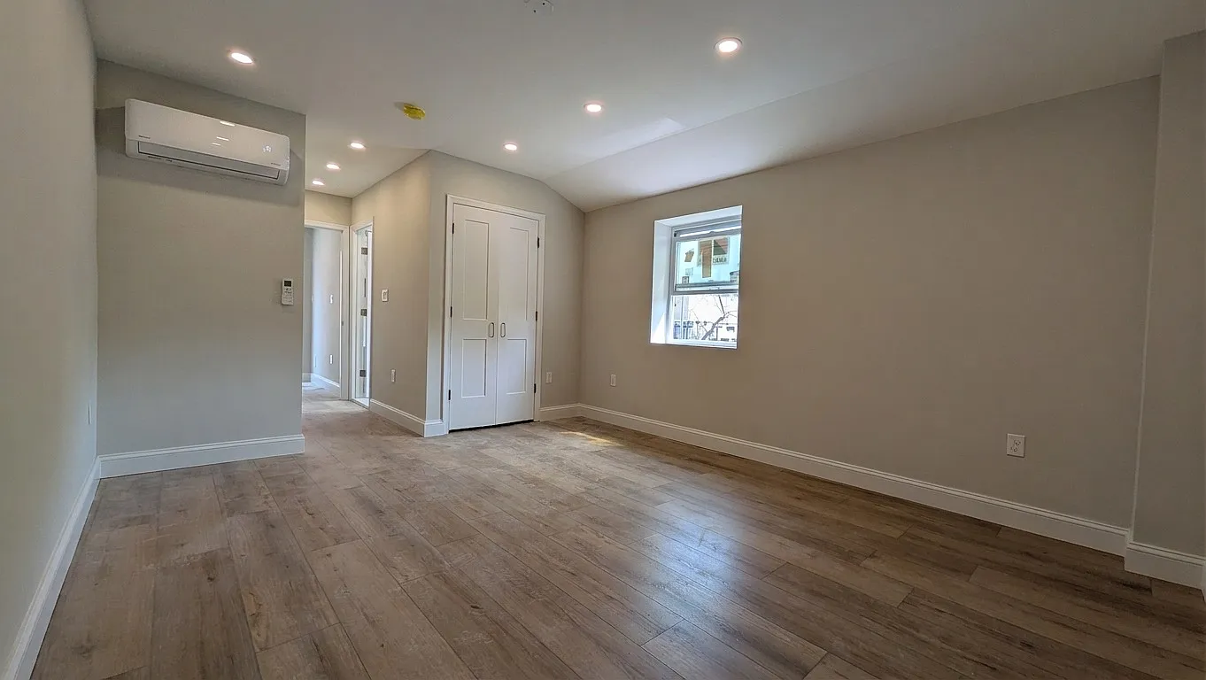 3 bed, 2100 sqft, $1,200 — Photo 1