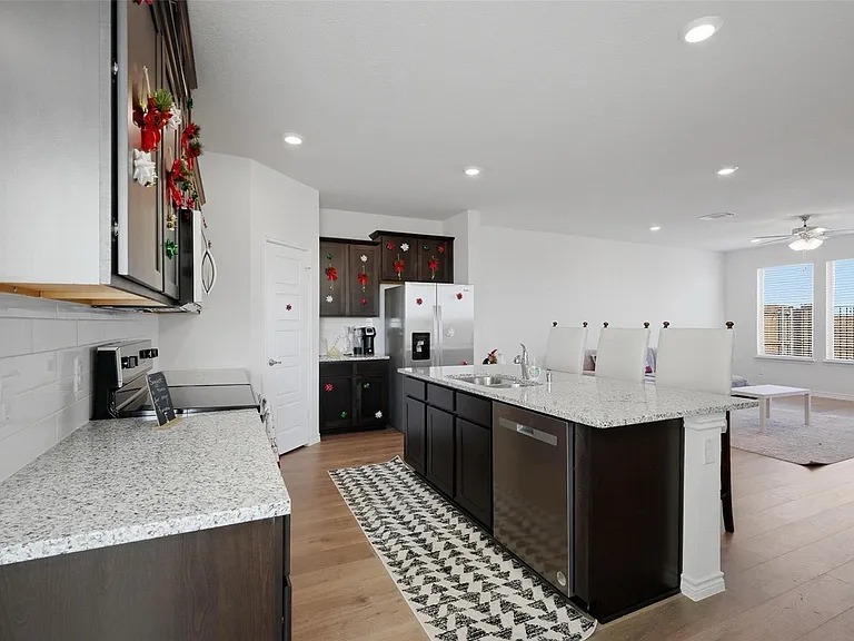 732 Thorn Creek Dr — Photo 1
