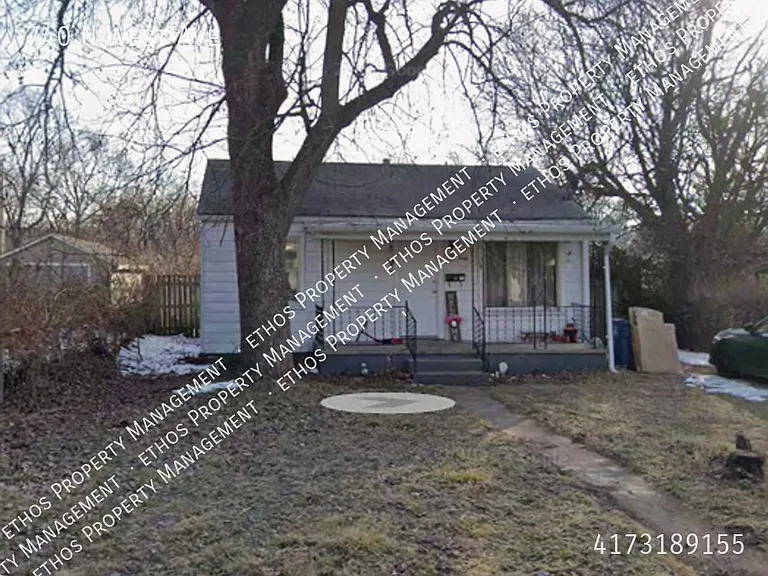 740 N West Ave — Photo 1