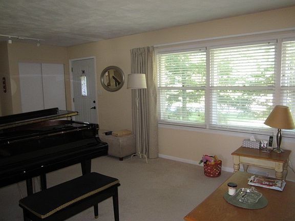3rd image of 1518 E Lake Dr W