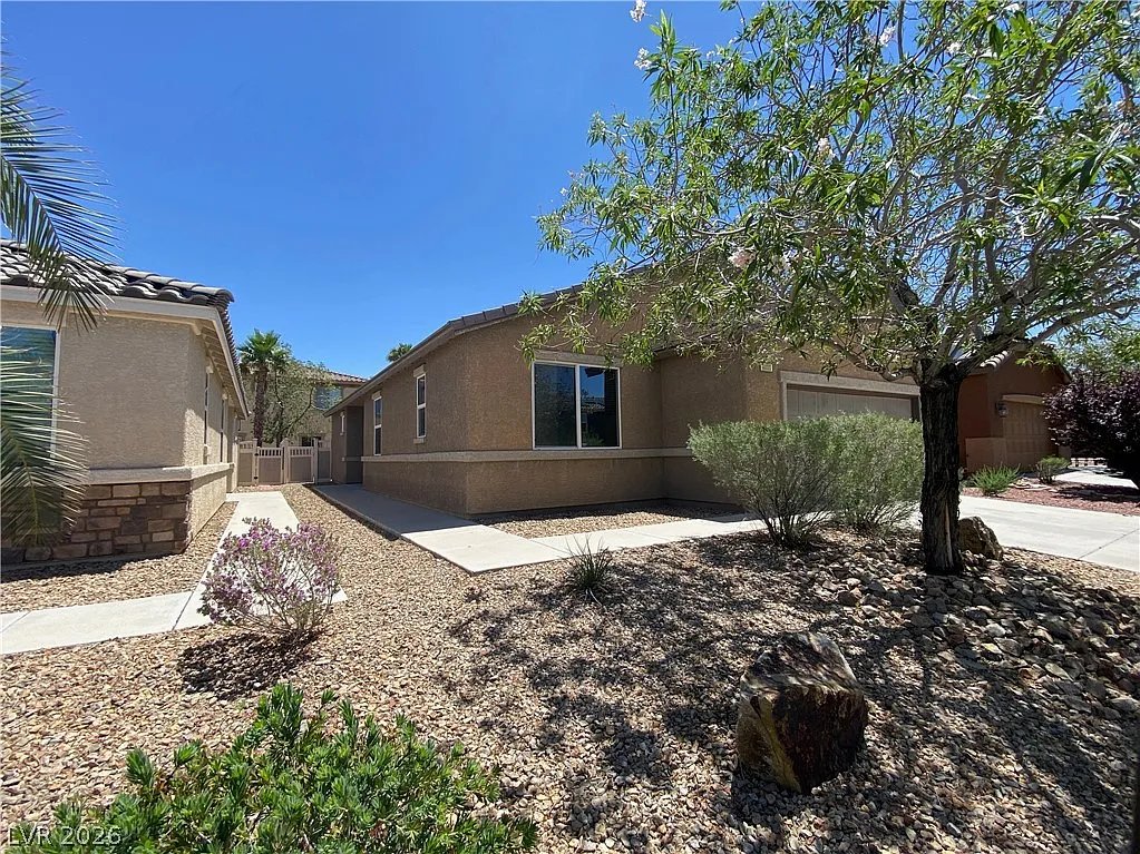 4 bed, 2.0 bath, 1484 sqft, $2,170 — Photo 2