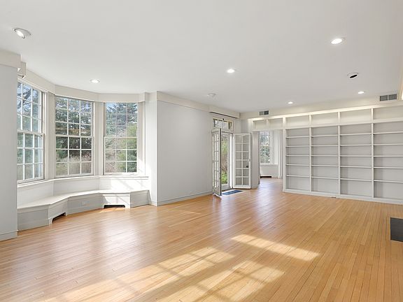 3rd image of 32 Orchard Dr