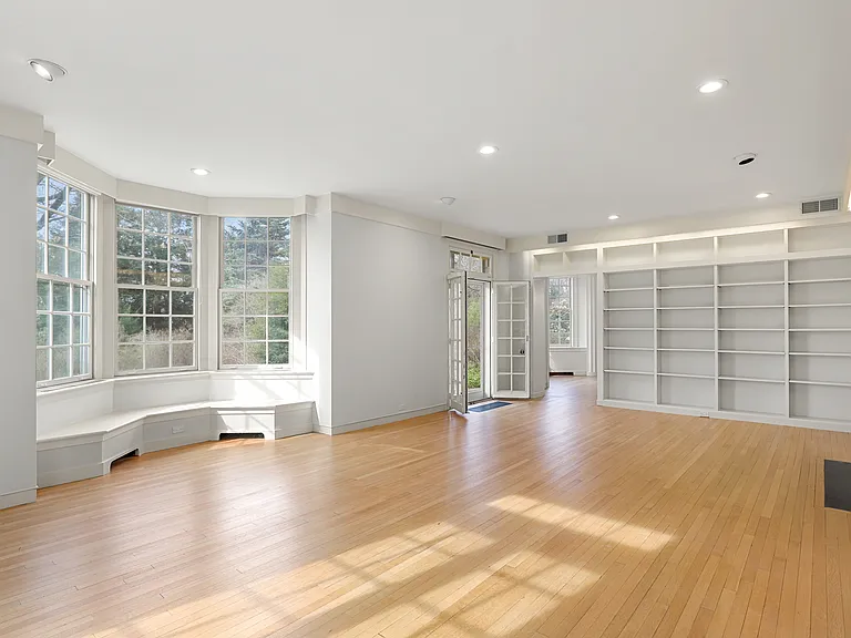 32 Orchard Dr — Photo 3