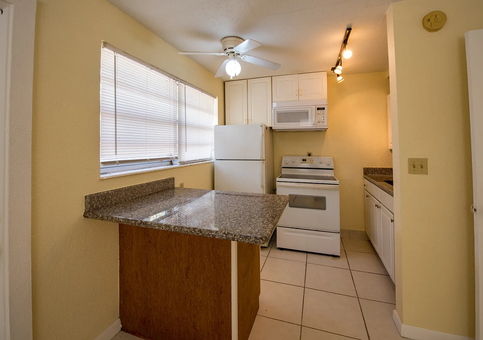 1142 NE 3rd Ave — Photo 2