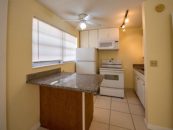 2nd image of 1142 NE 3rd Ave APT 10