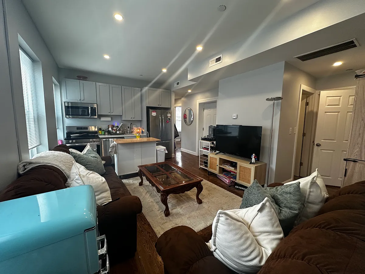 Building Photo - 109 Endicott St #2