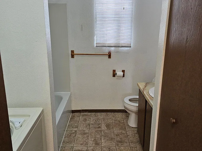 1143 Park Dr — Photo 11