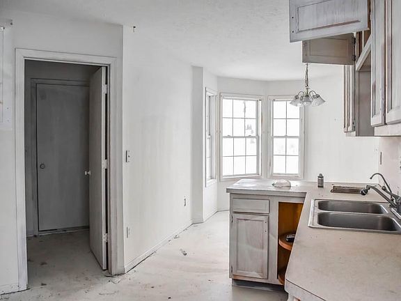 5th image of 5130 Francesca St NE