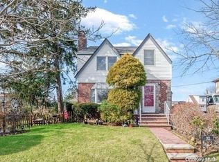 32 Fairview Ave, Valley Stream, NY 11581