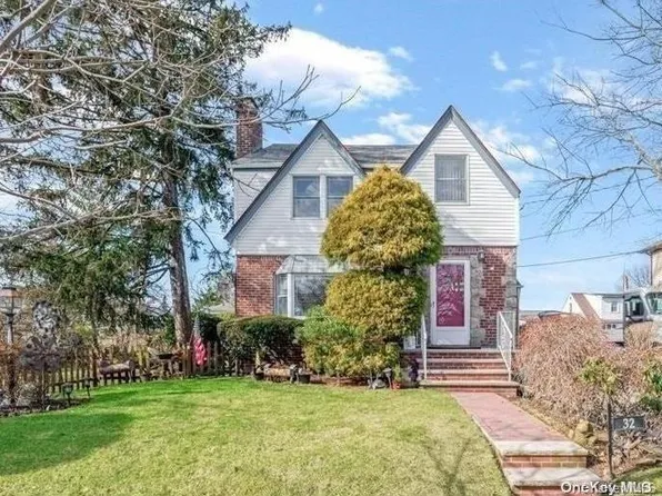 32 Fairview Avenue, North Woodmere, NY 11581