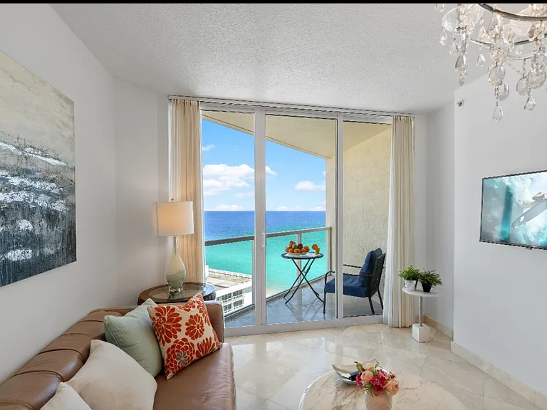 Collins Ave — Photo 11