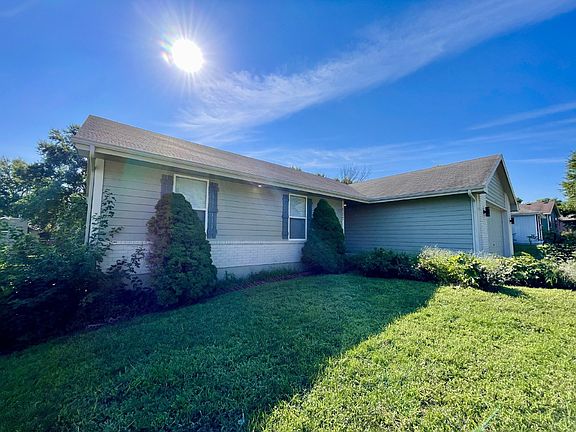 2nd image of 905 SW Foxtail Dr