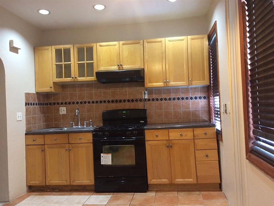 2nd image of 22 E 39th St