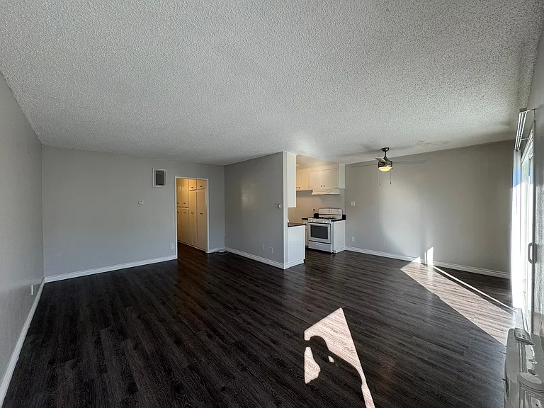 21827 Lanark St — Photo 12