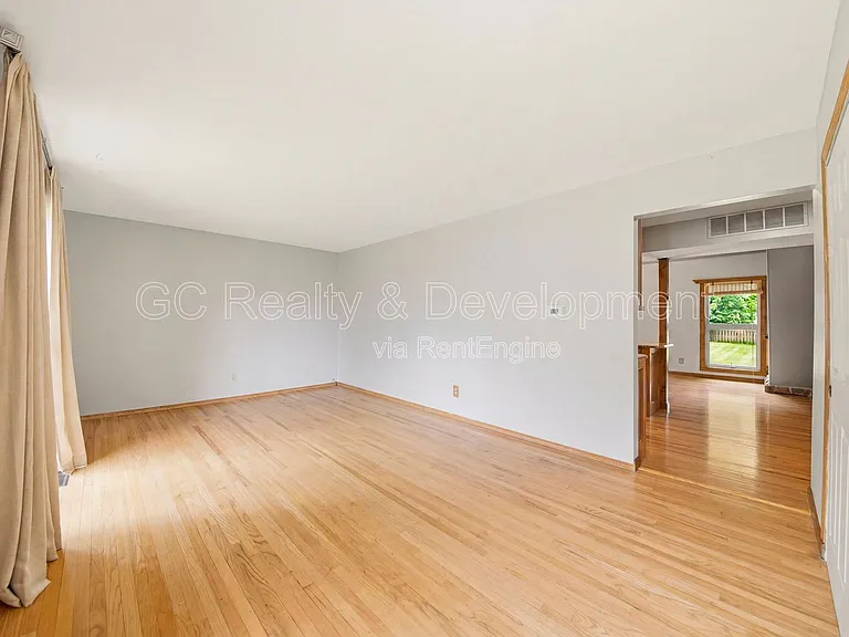 938 Canterbury Dr — Photo 2
