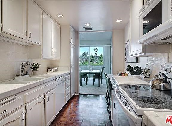 4th image of 2324 S Beverly Glen Blvd Unit 208